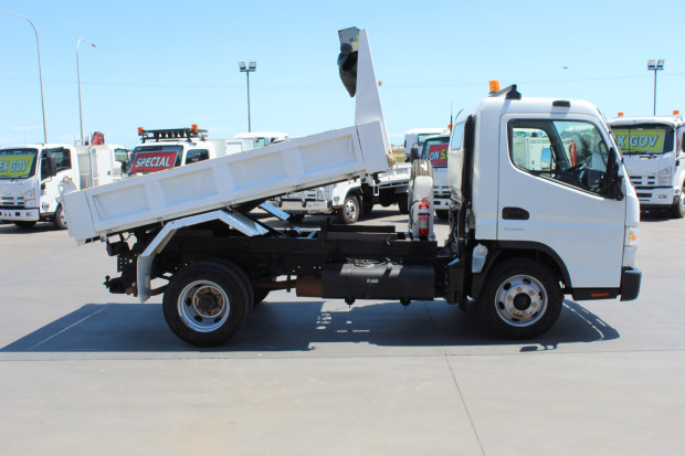2017 MITSUBISHI CANTER 715 SWB AMT TIPPER