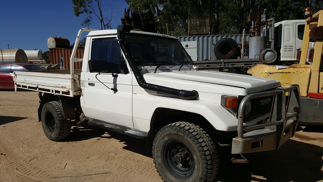 1987 TOYOTA LANDCRUISER 5 SPEED MANUAL DROPSIDE TRAY WITH CHECKERPLATE TRAY & TOWBAR