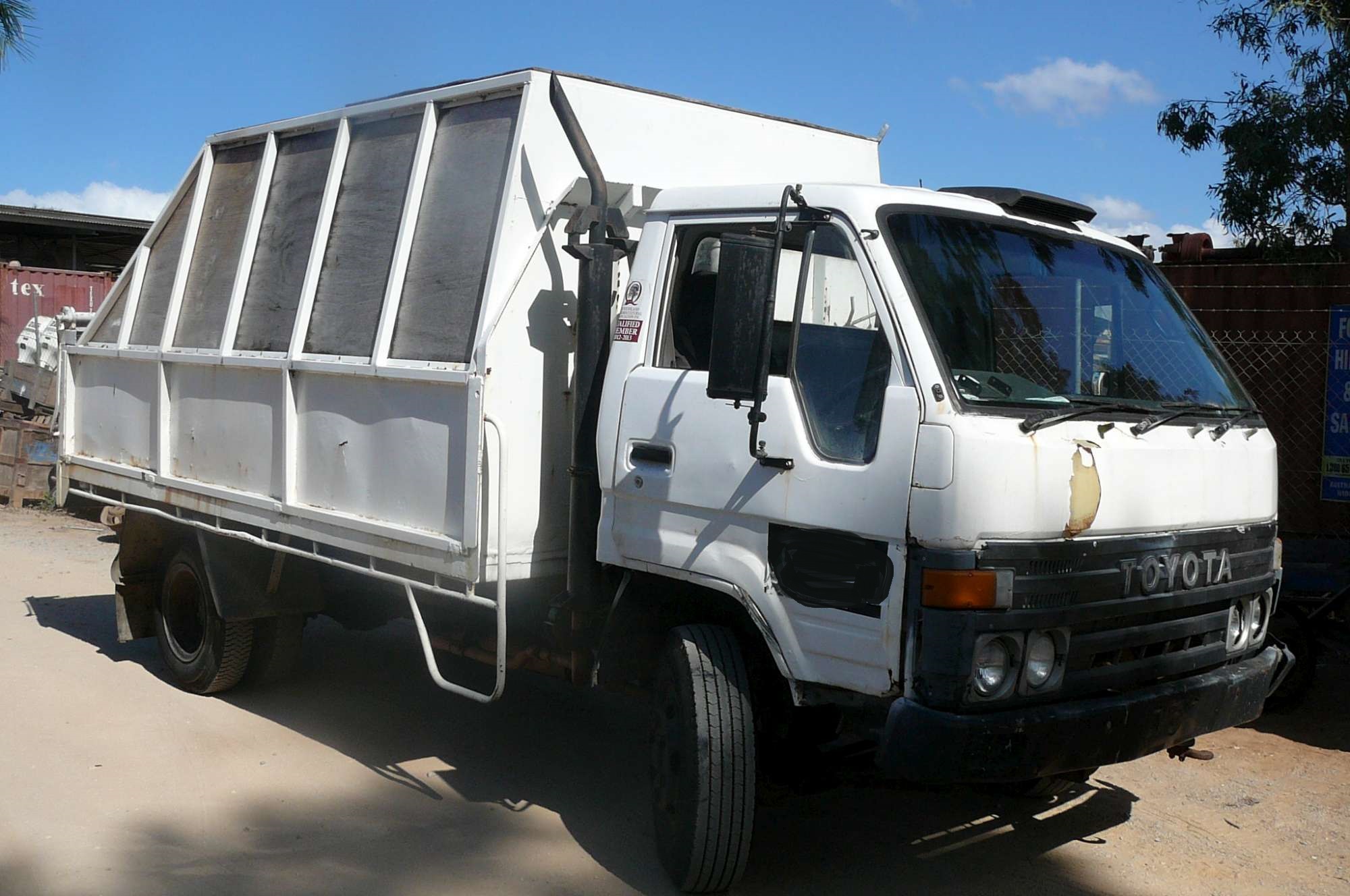 1986 TOYOTA DYNA 10 SPEED TIPPER (TREELOPPER BOX) WITH PTO