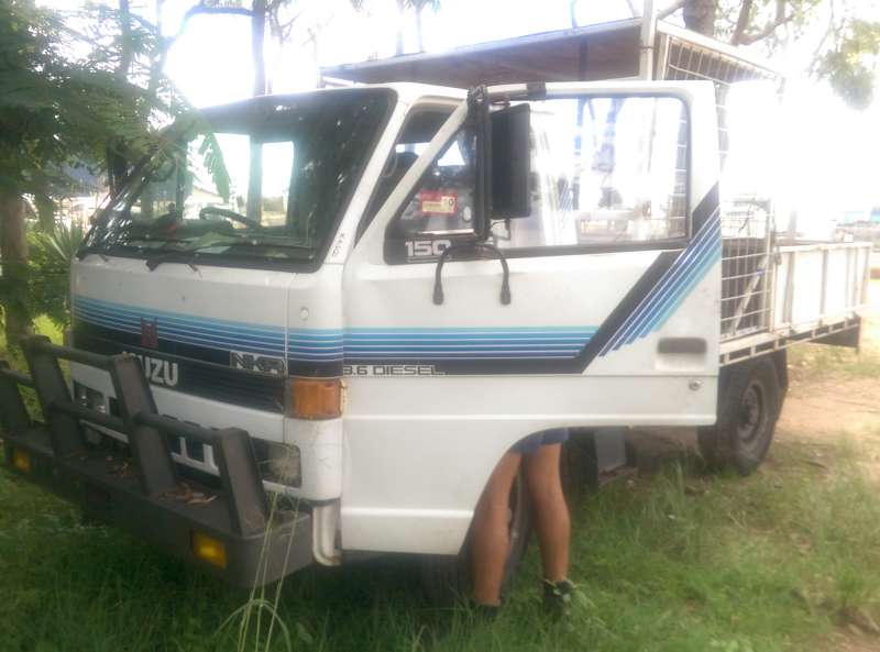 1989 ISUZU NKR 5 SPEED MANUAL TRAY WITH CAGE + DROP SIDES
