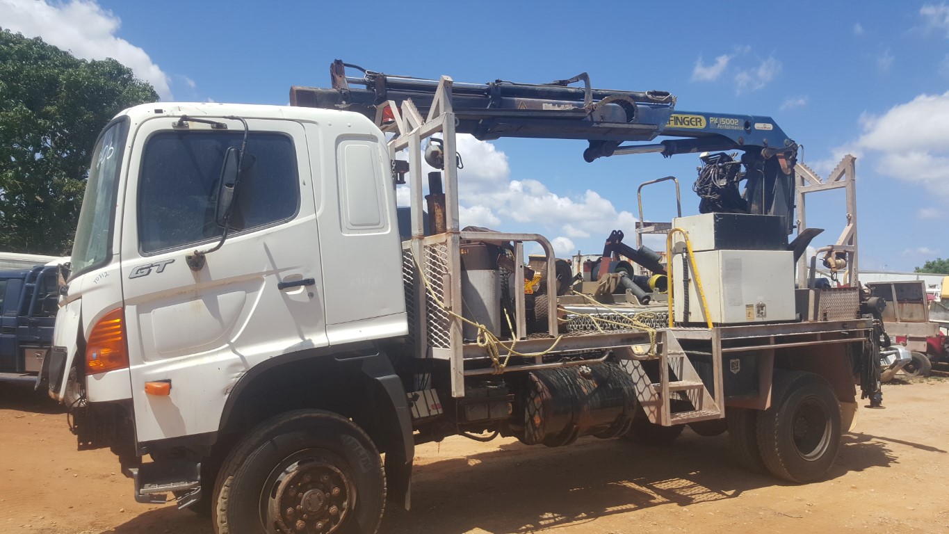 2006 HINO GT1J 6 SPEED MANUAL TRAY TRUCK WITH CRANE