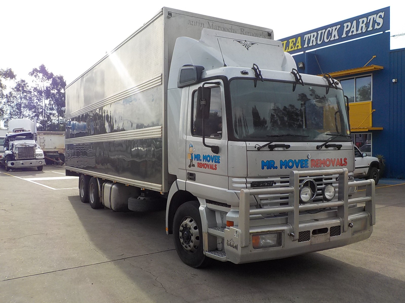 2001 MERCEDES-BENZ 2643 ACTROS AUTOMATIC FURNITURE BODY