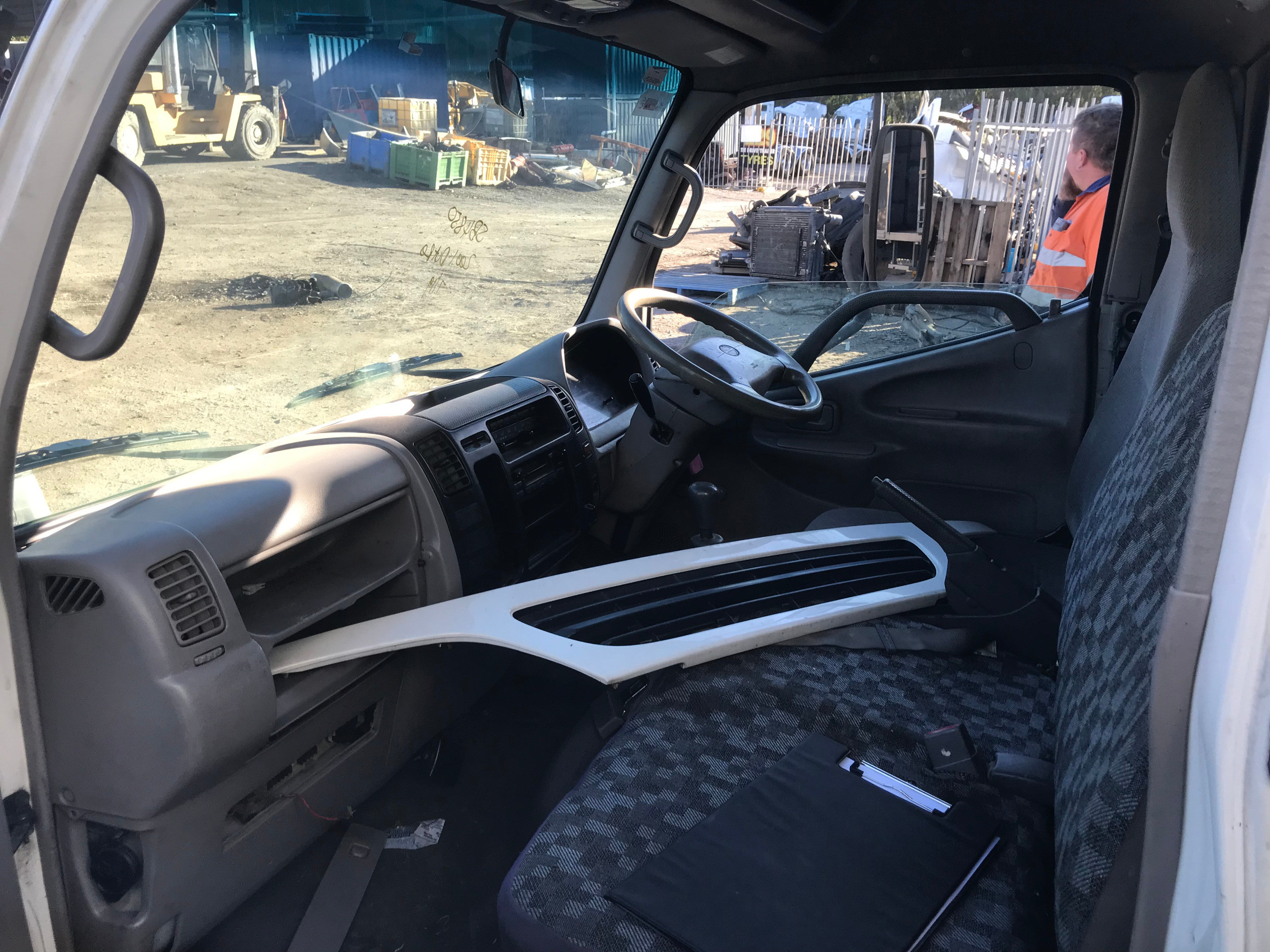 2001 HINO DUTRO 2/3/4/5 300 MANUAL REFRIGERATED