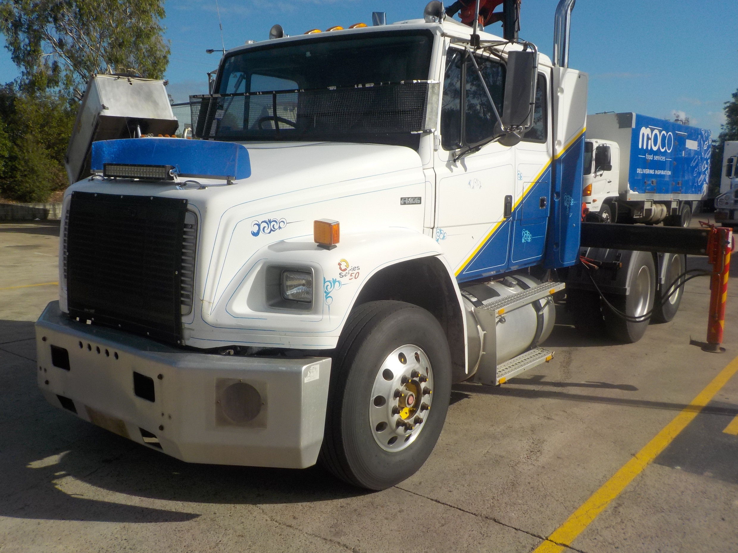 FREIGHTLINER FL106 MANUAL CRANE TRUCK