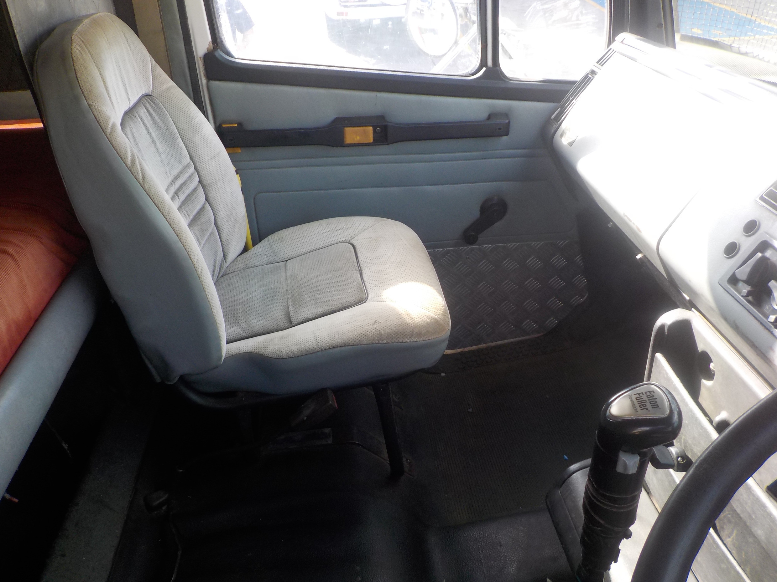 FREIGHTLINER FL106 MANUAL CRANE TRUCK
