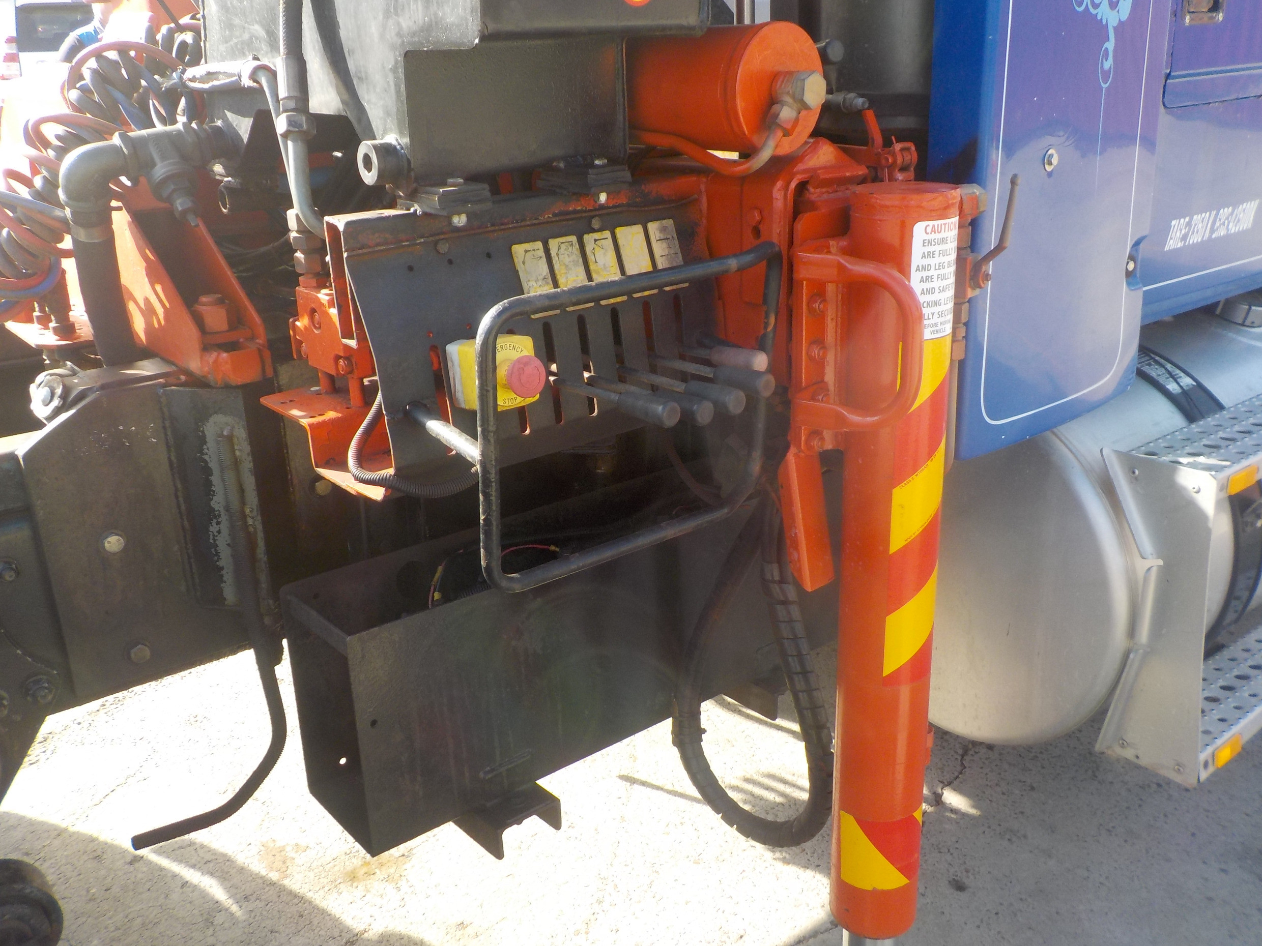 FREIGHTLINER FL106 MANUAL CRANE TRUCK