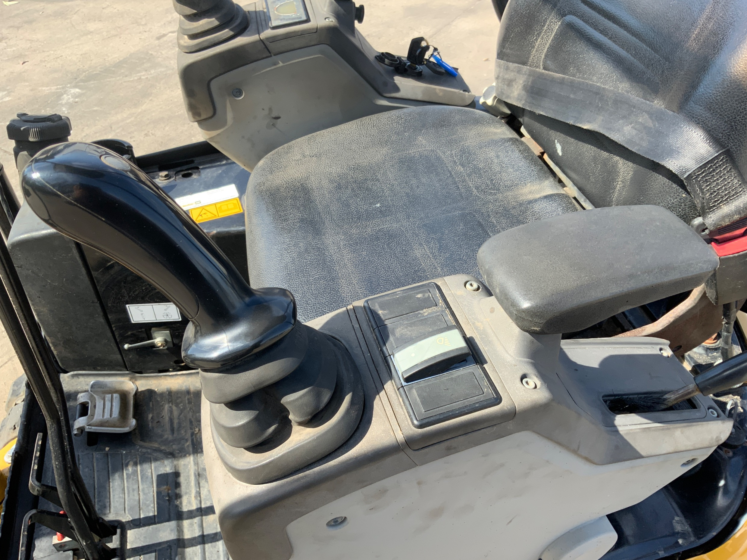 2014 CAT 301.7D CR MINI EXCAVATOR