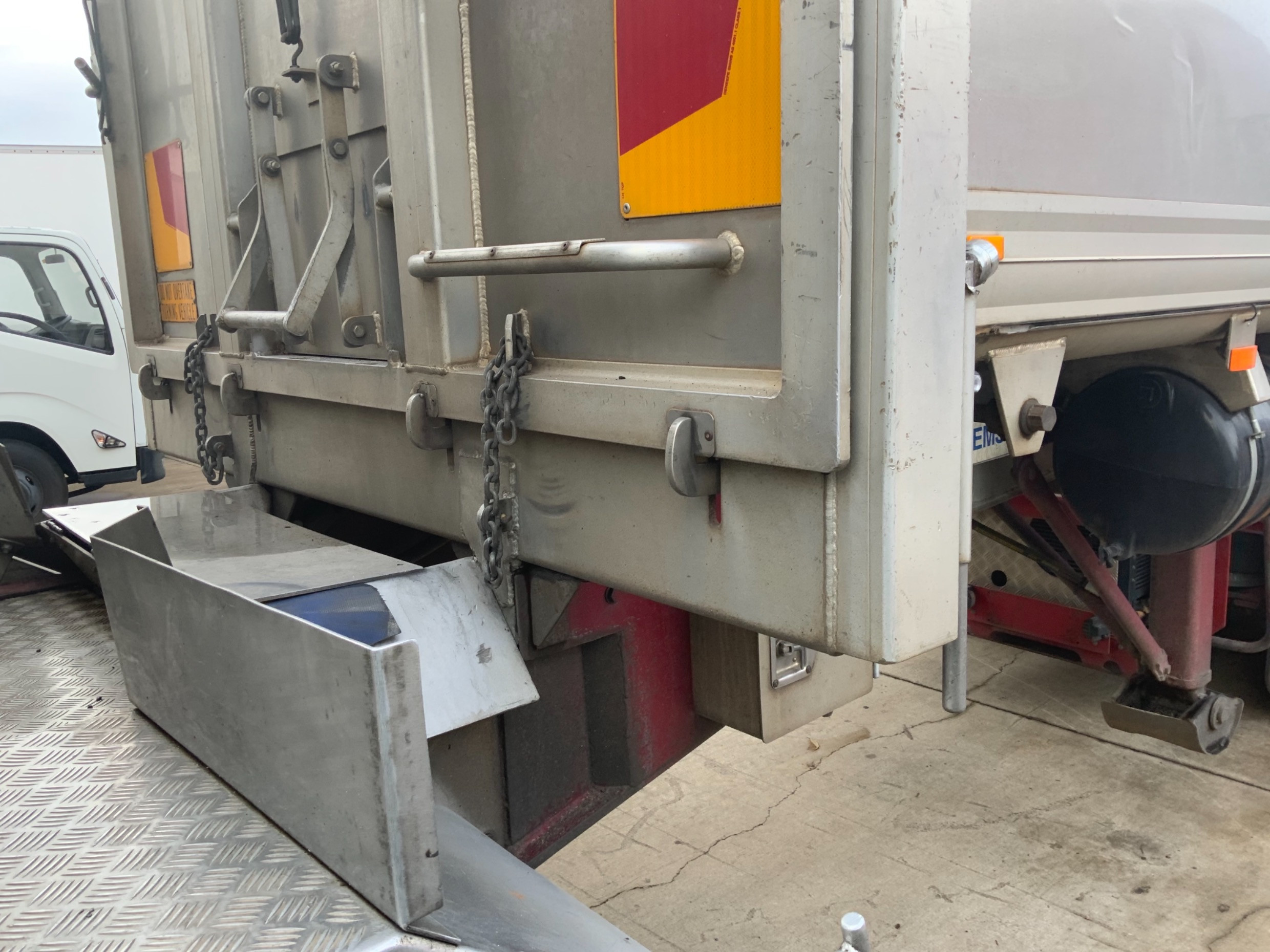 2001 LUSTY EMS TIPPER TRAILER B/D COMBINATION B/D COMBINATION LUSTY EMS S GRAIN TIPPERS