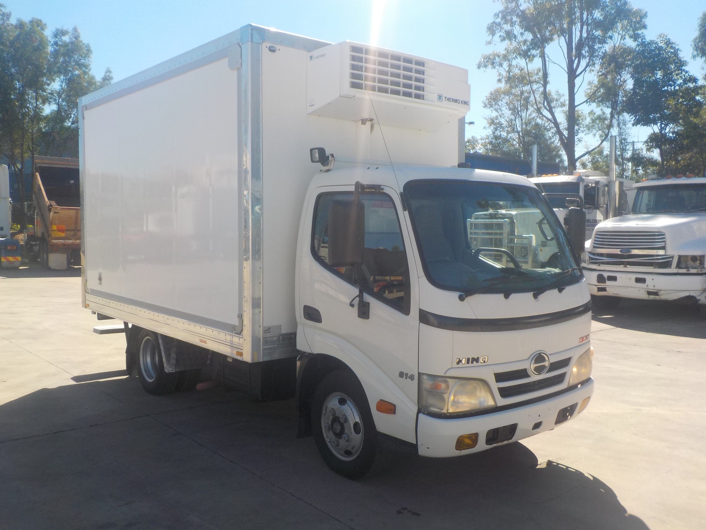 2011 HINO 616 - 300 SERIES TRUCK AUTOMATIC REFRIGERATED