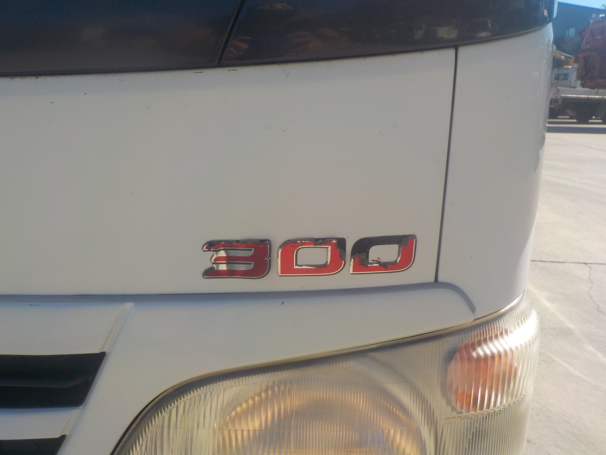 2011 HINO 616 - 300 SERIES TRUCK AUTOMATIC REFRIGERATED
