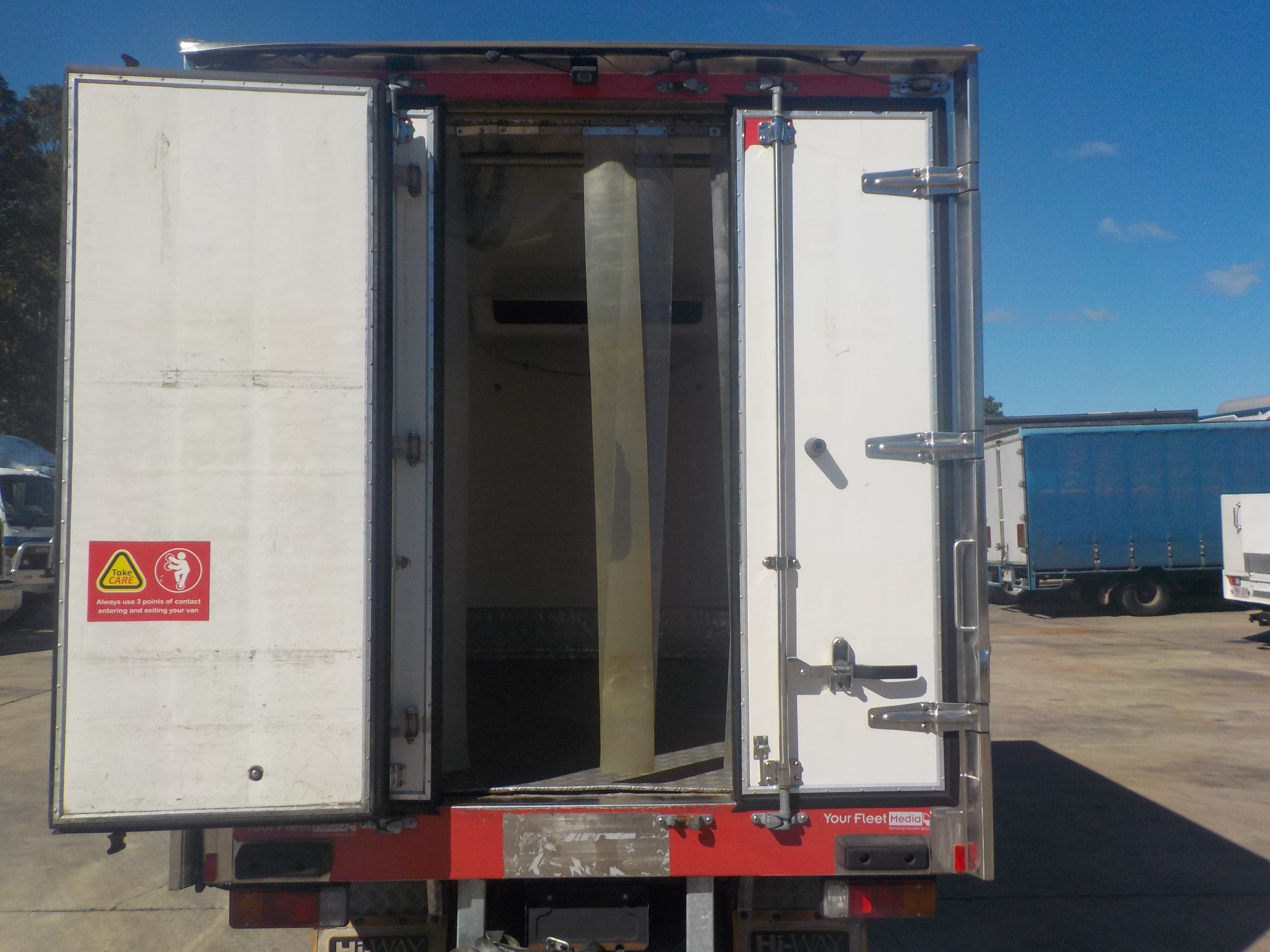 2011 HINO 616 - 300 SERIES TRUCK AUTOMATIC REFRIGERATED