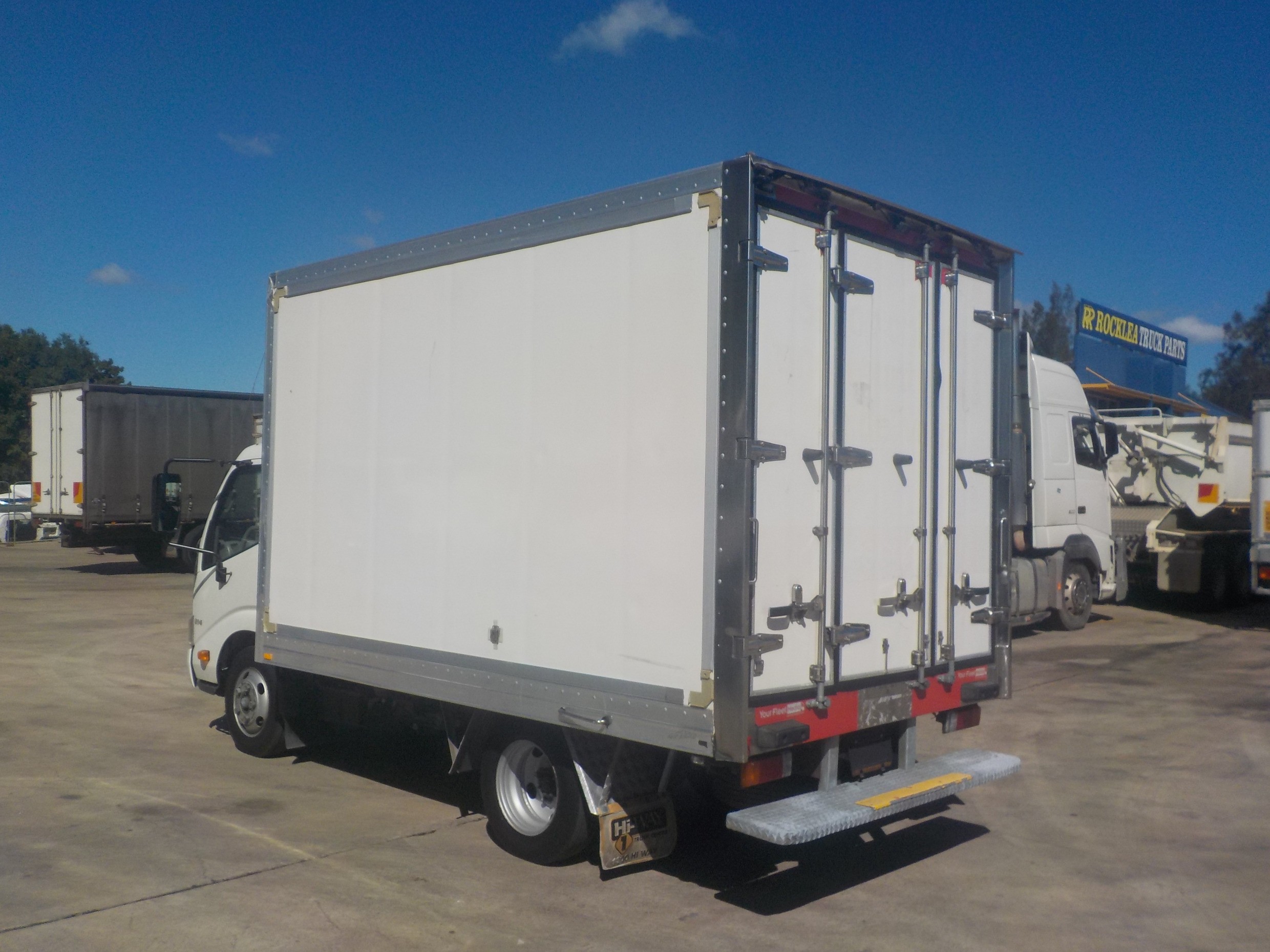 2011 HINO 616 - 300 SERIES TRUCK AUTOMATIC REFRIGERATED