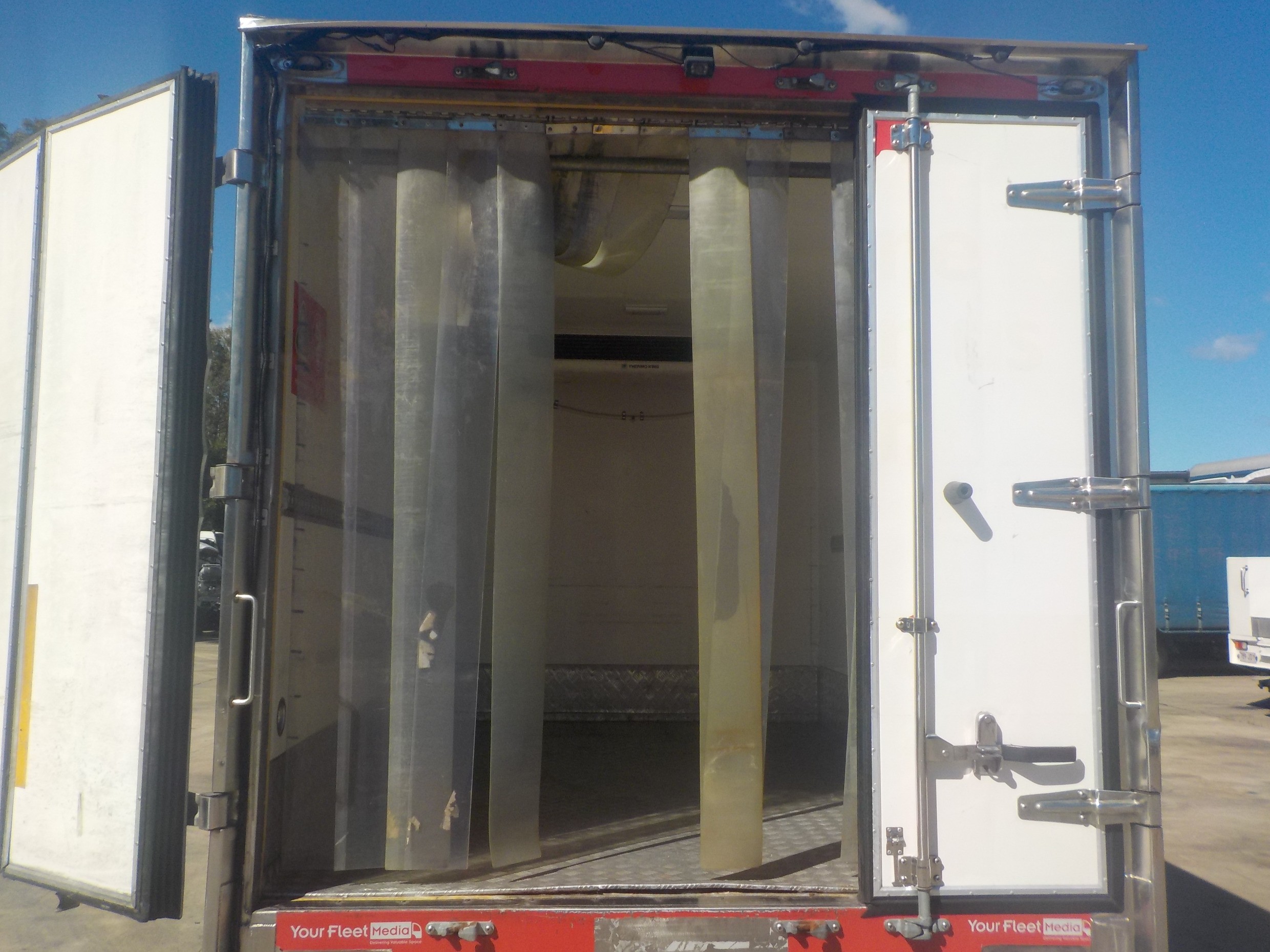 2011 HINO 616 - 300 SERIES TRUCK AUTOMATIC REFRIGERATED