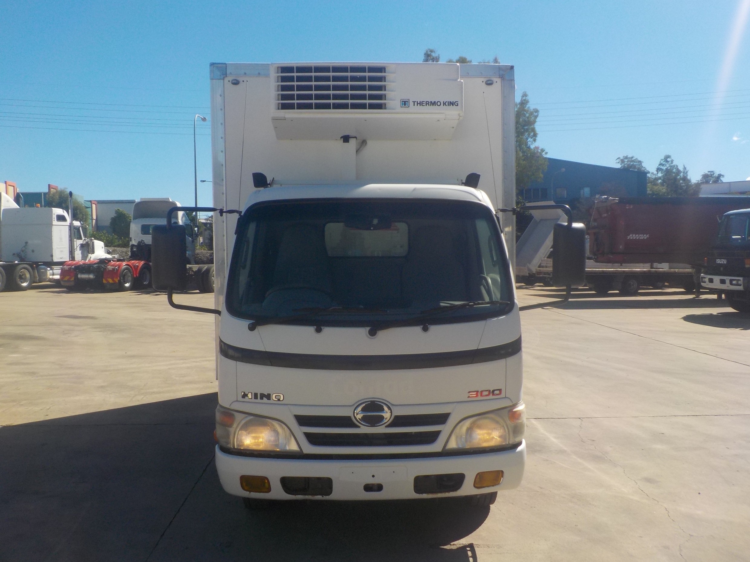 2011 HINO 616 - 300 SERIES TRUCK AUTOMATIC REFRIGERATED