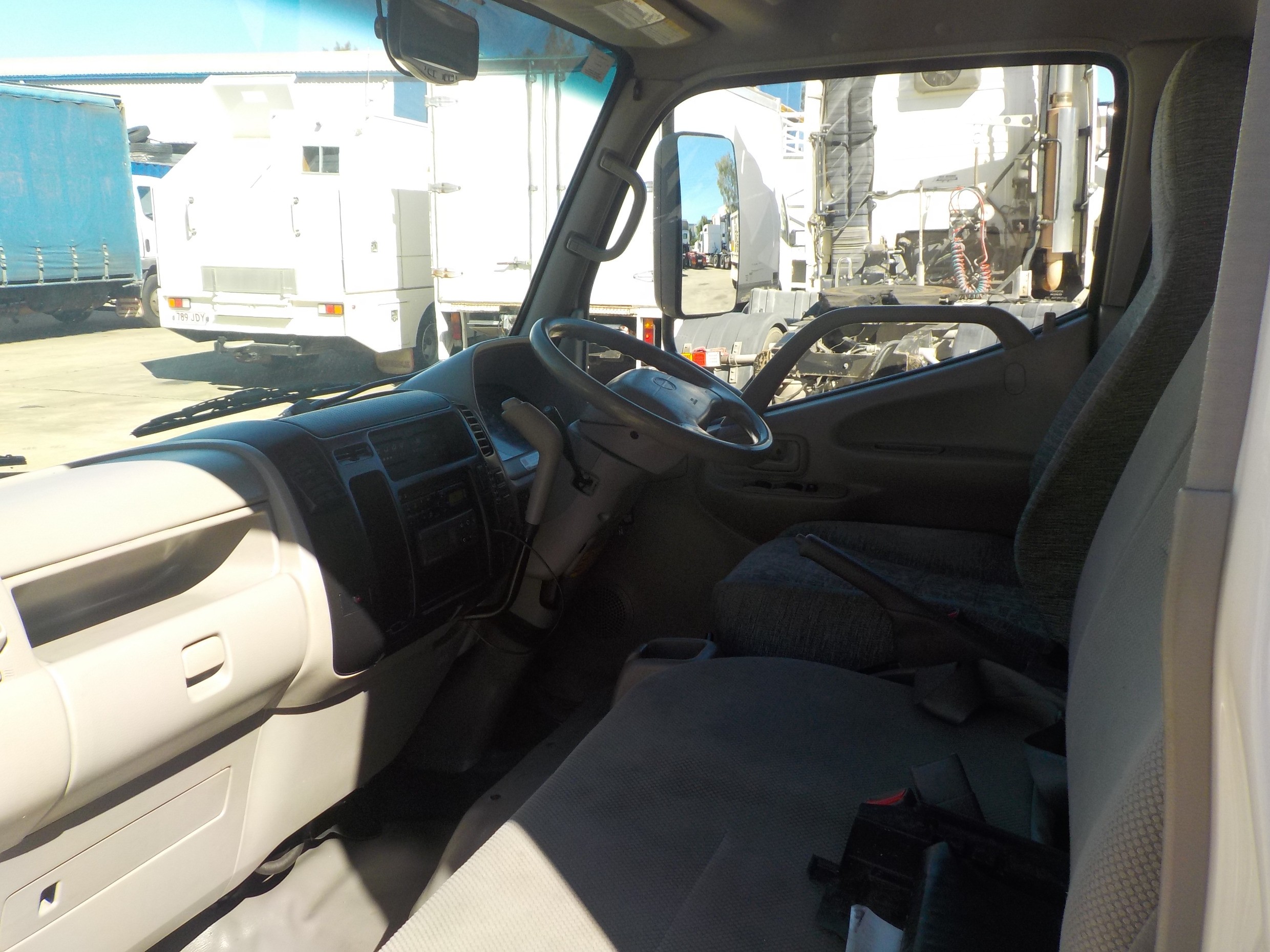 2011 HINO 616 - 300 SERIES TRUCK AUTOMATIC REFRIGERATED