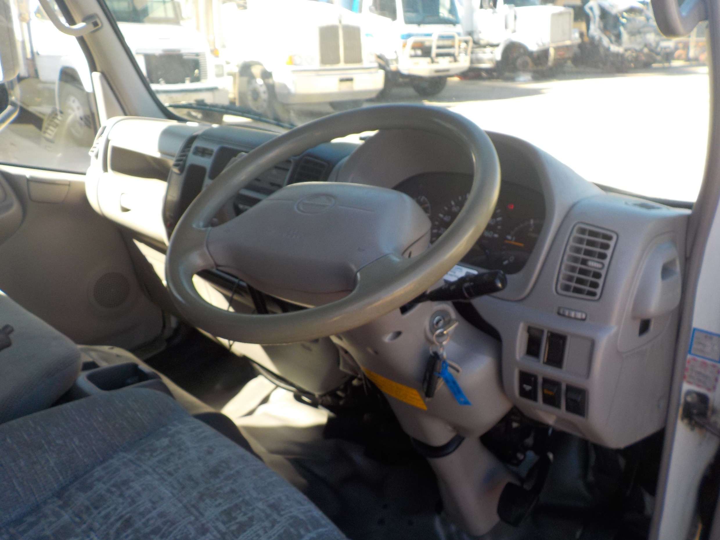 2011 HINO 616 - 300 SERIES TRUCK AUTOMATIC REFRIGERATED