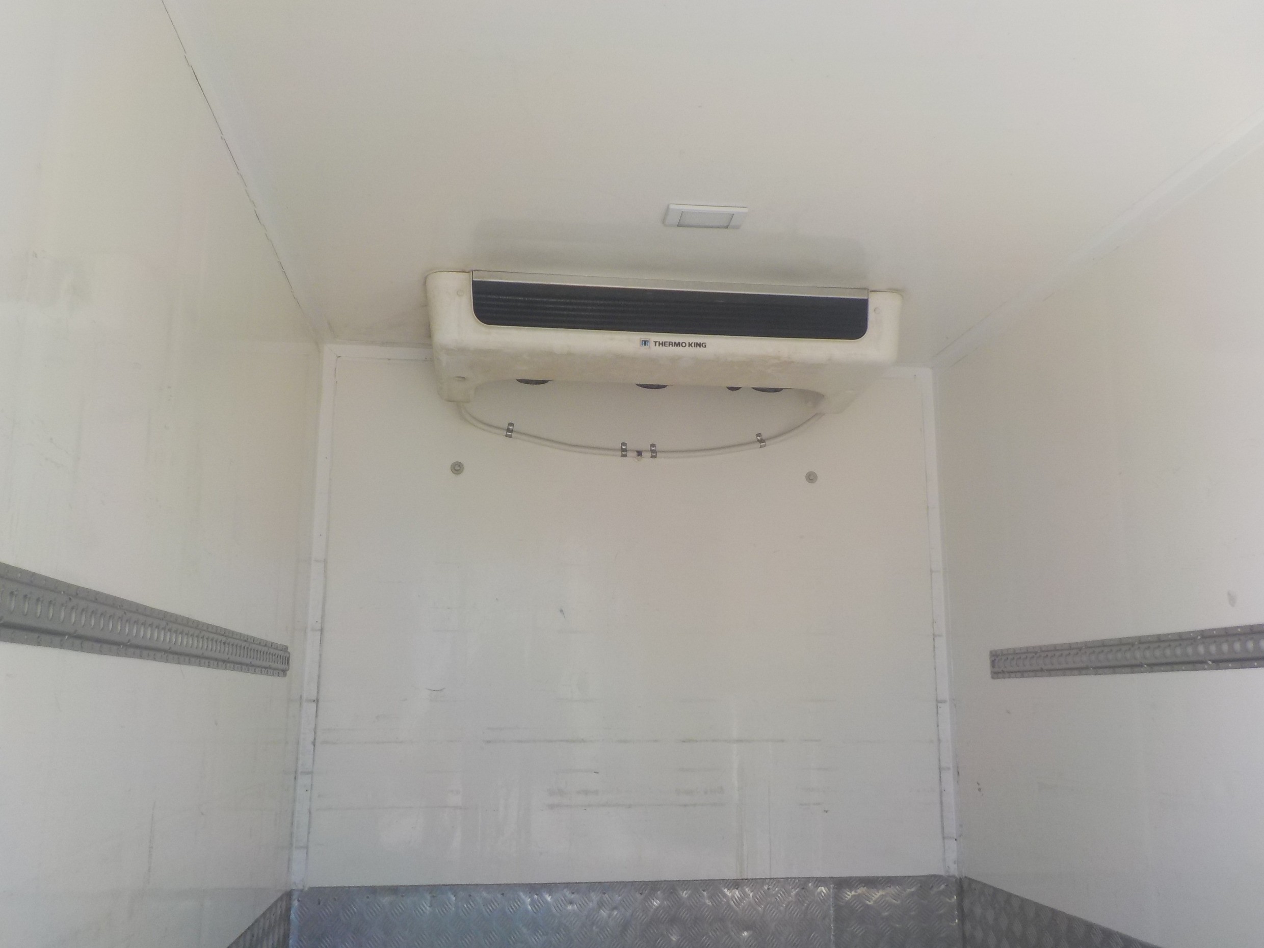 2011 HINO 616 - 300 SERIES TRUCK AUTOMATIC REFRIGERATED