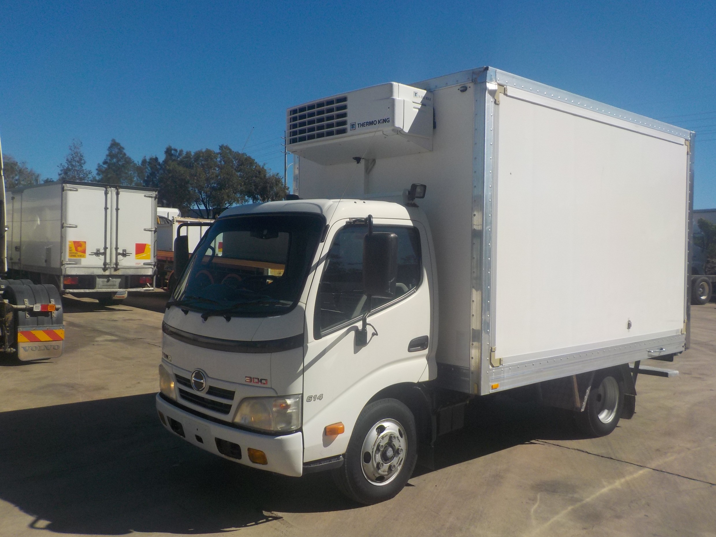 2011 HINO 616 - 300 SERIES TRUCK AUTOMATIC REFRIGERATED