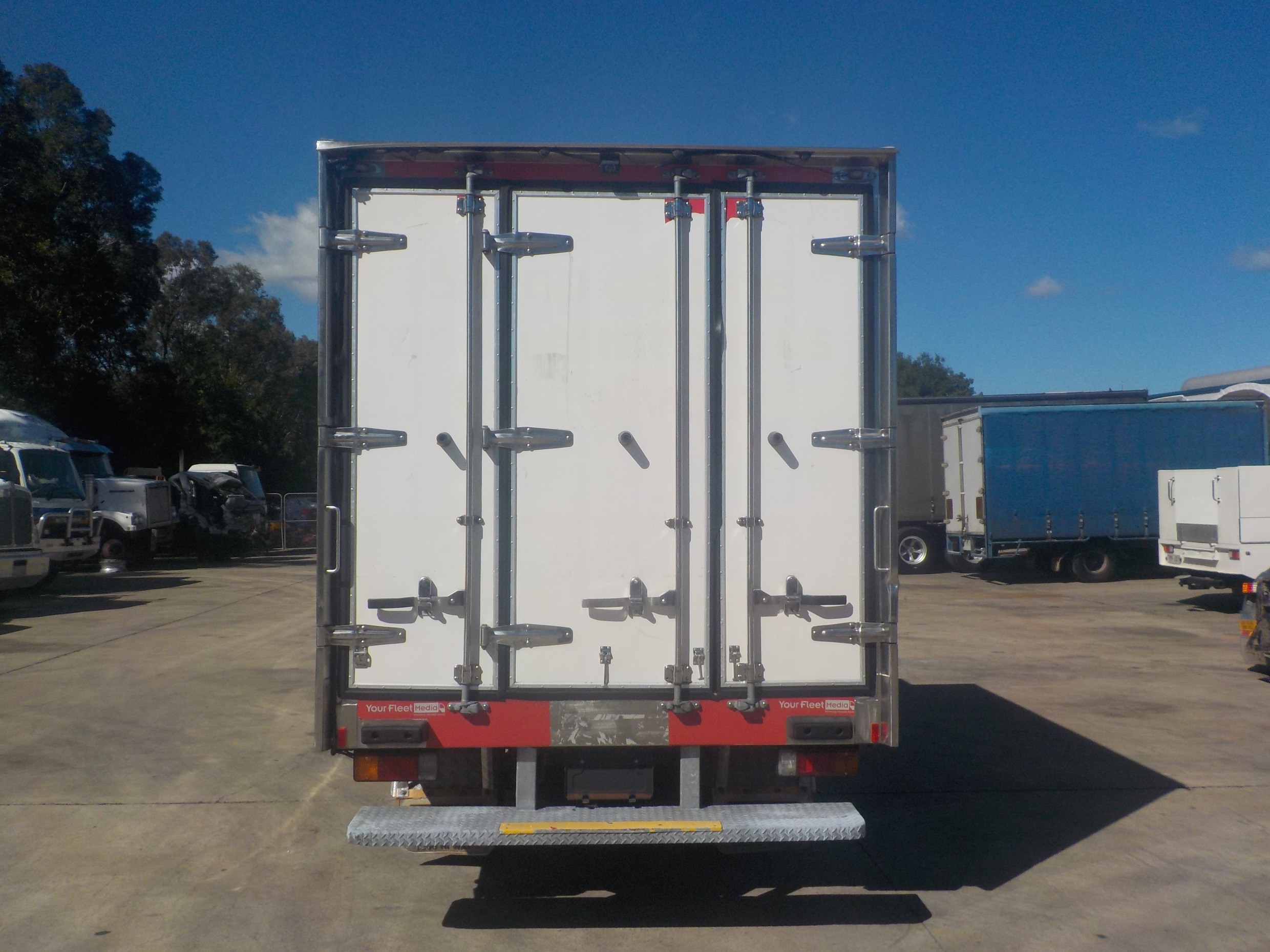 2011 HINO 616 - 300 SERIES TRUCK AUTOMATIC REFRIGERATED
