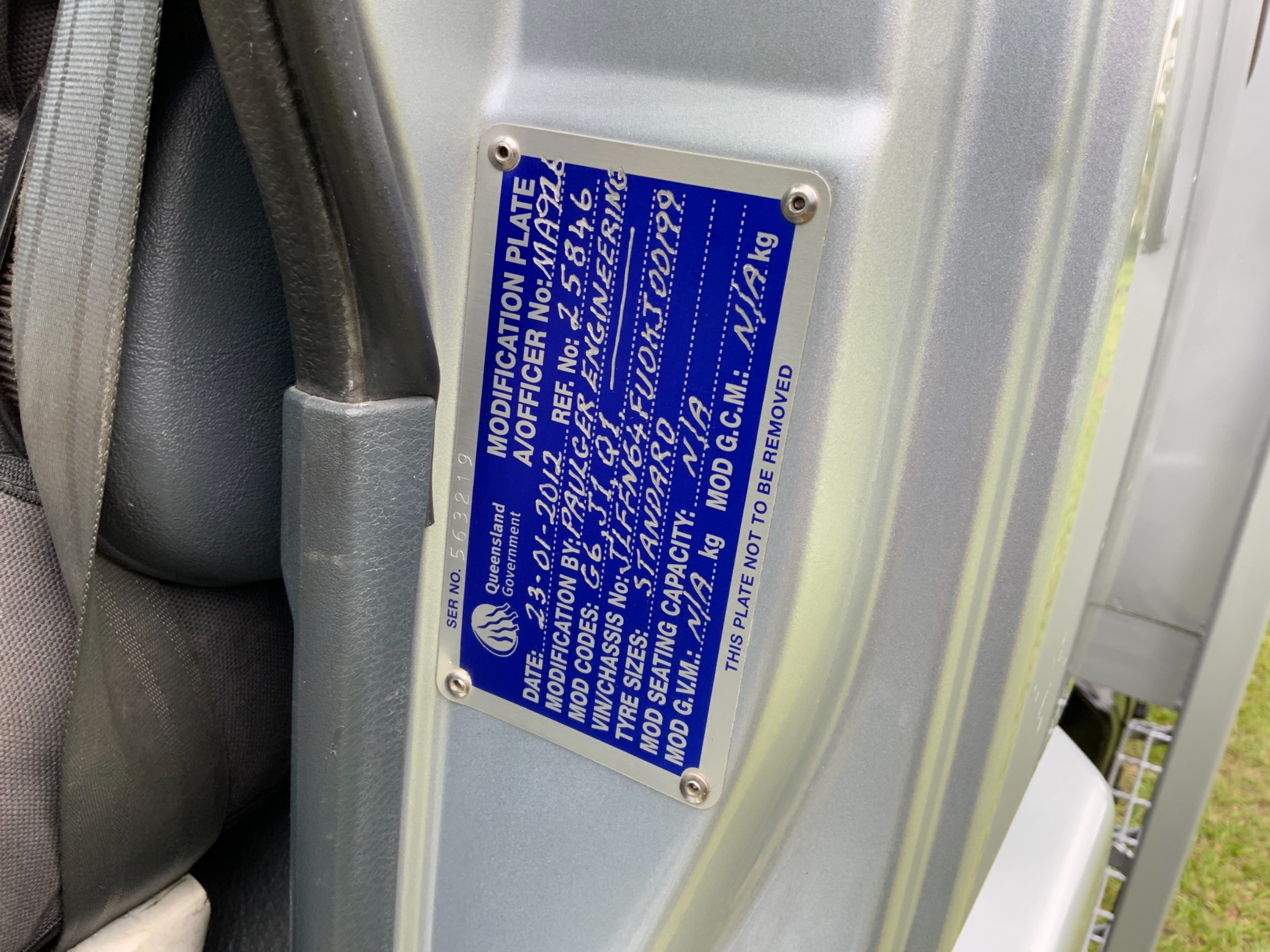 2011 MITSUBISHI FIGHTER 2427 MANUAL CRANE TRUCK