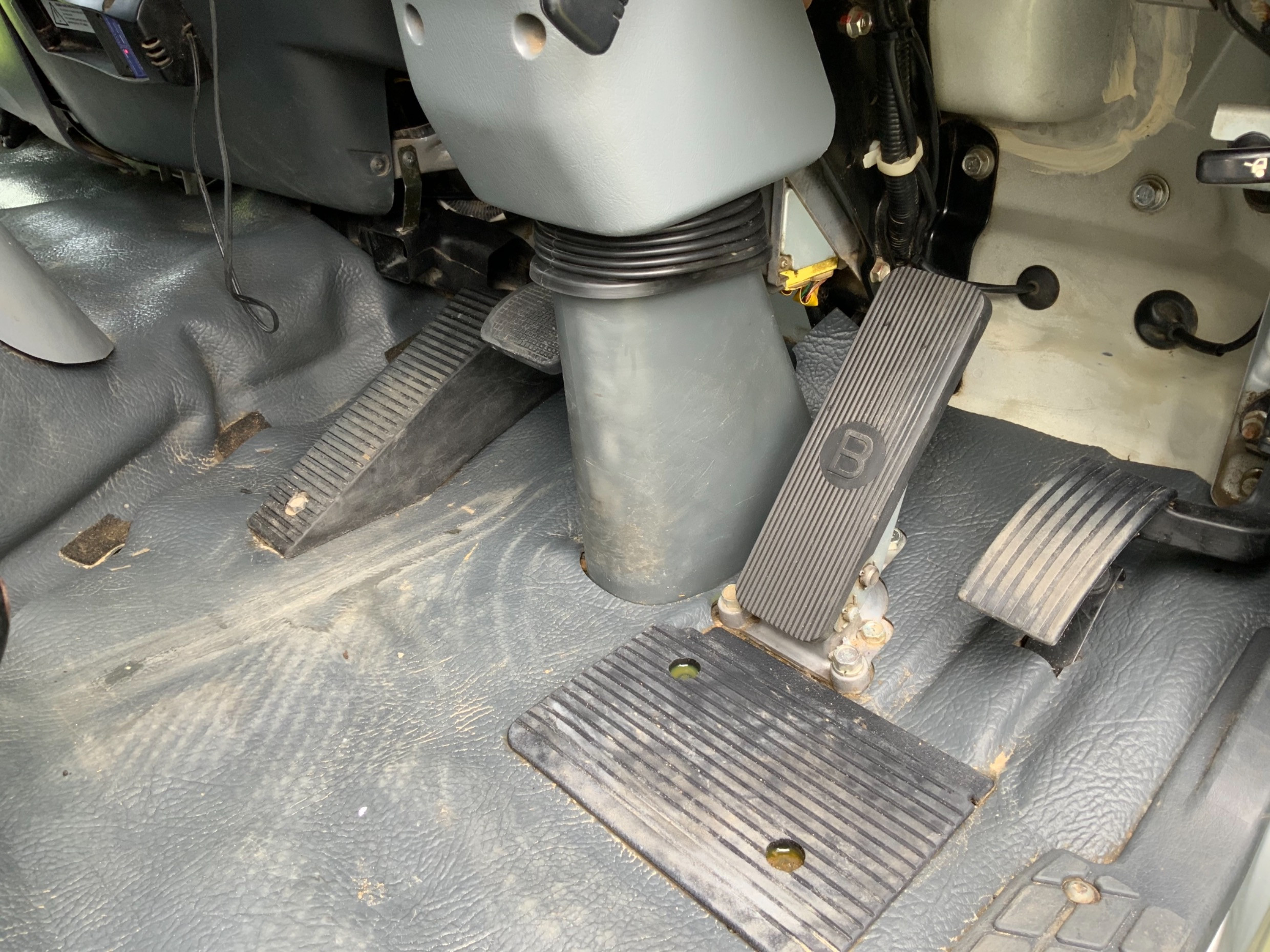 2011 MITSUBISHI FIGHTER 2427 MANUAL CRANE TRUCK