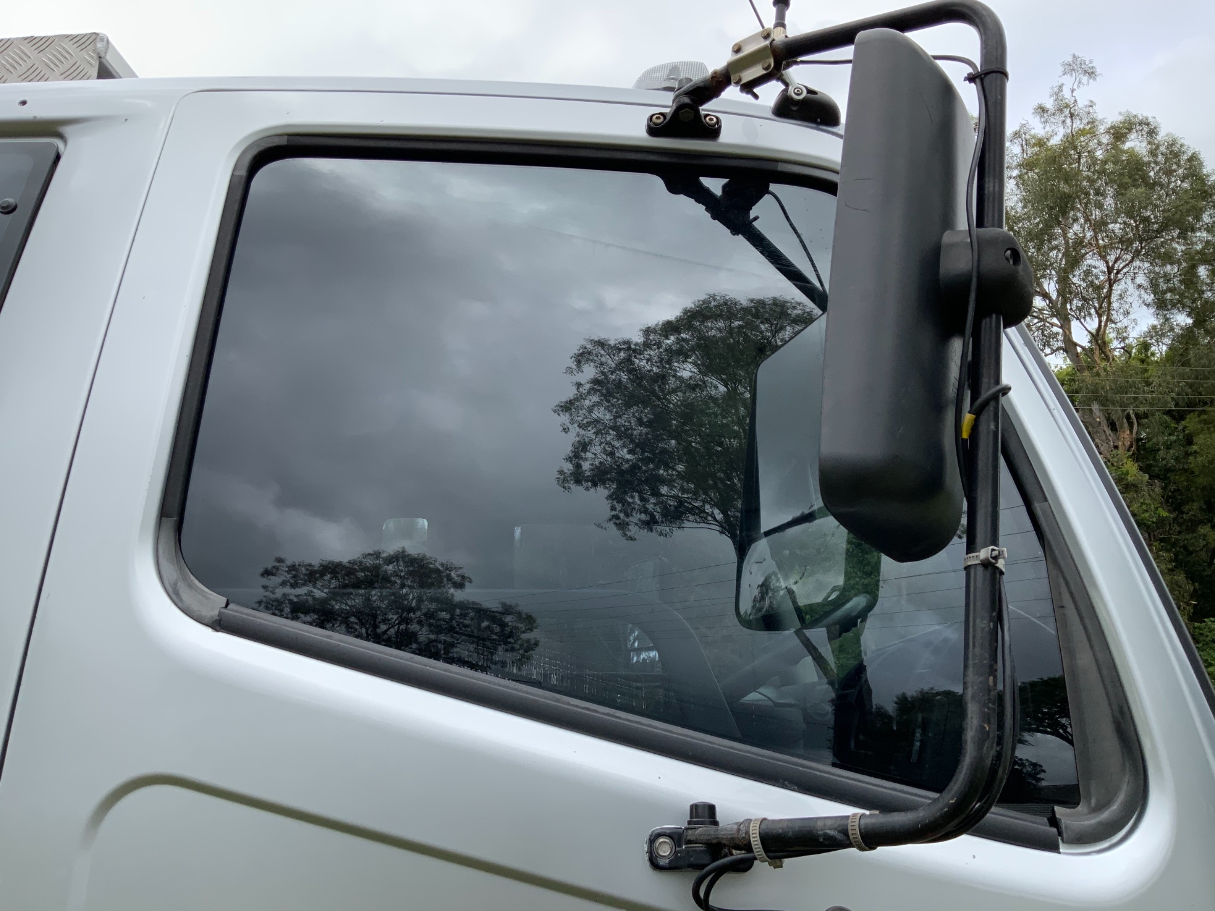 2011 MITSUBISHI FIGHTER 2427 MANUAL CRANE TRUCK