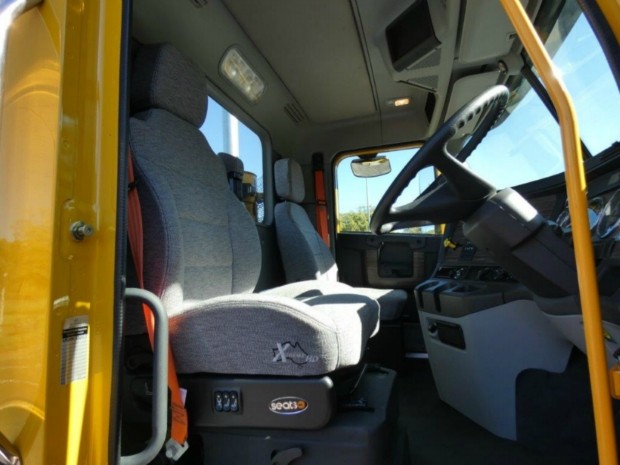 2017 FREIGHTLINER COLUMBIA CL112 CL112 8 X 4 TRUCK AUTOMATIC CONCRETE AGITATOR