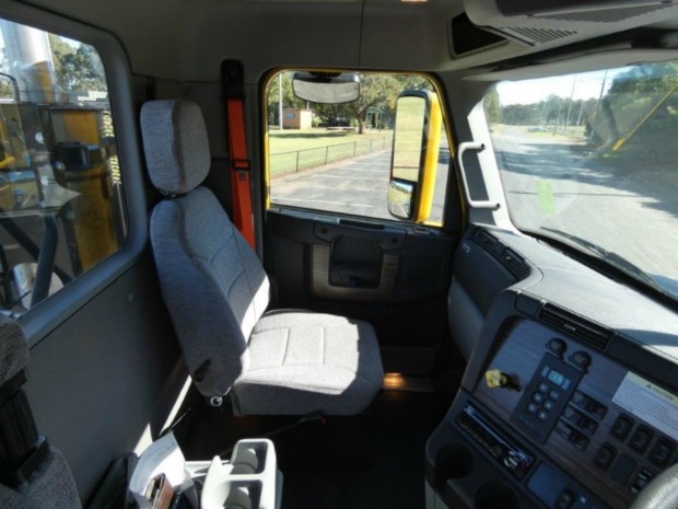 2017 FREIGHTLINER COLUMBIA CL112 CL112 8 X 4 TRUCK AUTOMATIC CONCRETE AGITATOR