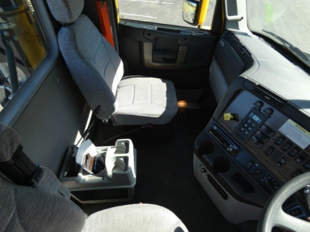 2017 FREIGHTLINER COLUMBIA CL112 CL112 8 X 4 TRUCK AUTOMATIC CONCRETE AGITATOR