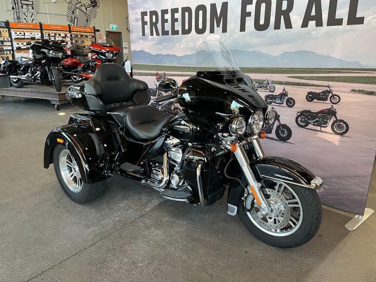 2018 HARLEY-DAVIDSON TRI GLIDE ULTRA 107 (FLHTCUTG) TRIKE