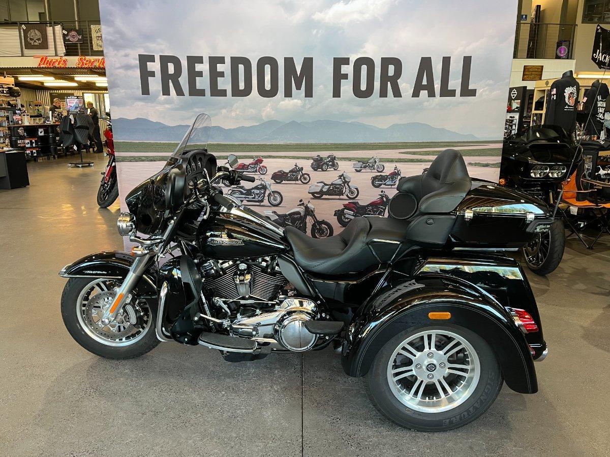 2018 HARLEY-DAVIDSON TRI GLIDE ULTRA 107 (FLHTCUTG) TRIKE