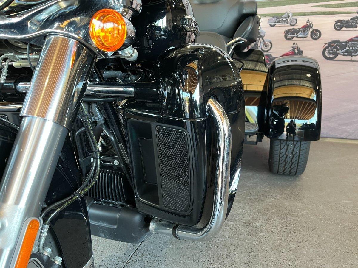 2018 HARLEY-DAVIDSON TRI GLIDE ULTRA 107 (FLHTCUTG) TRIKE
