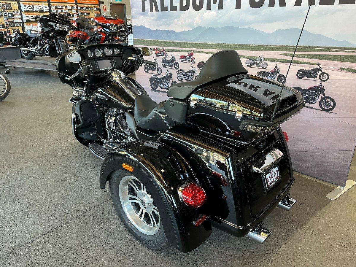 2018 HARLEY-DAVIDSON TRI GLIDE ULTRA 107 (FLHTCUTG) TRIKE