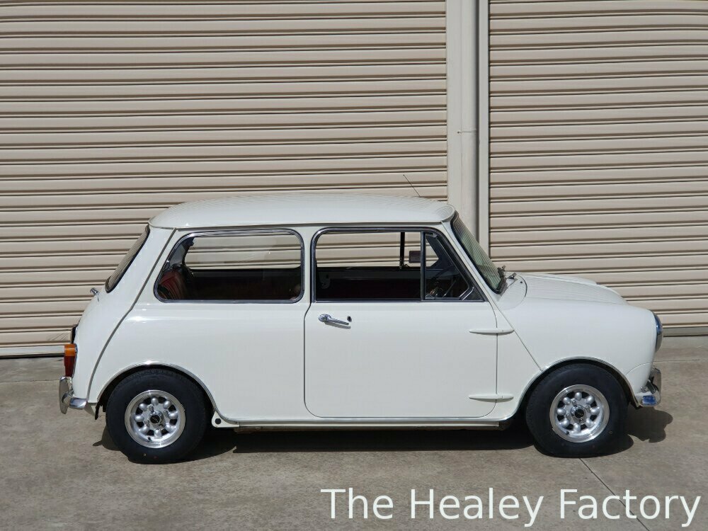 1968 MORRIS MINI DELUXE 4 SP MANUAL 2D SEDAN