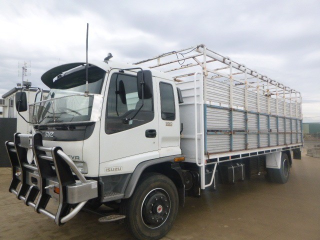2001 ISUZU FVR900 STOCK/CATTLE TRUCK