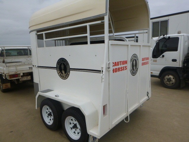 2006 OLYMPIC HORSE FLOAT TRAILER