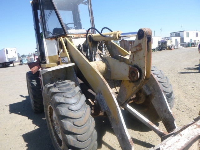 TCM 830 SERIES LOADER
