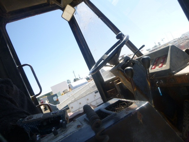 TCM 830 SERIES LOADER