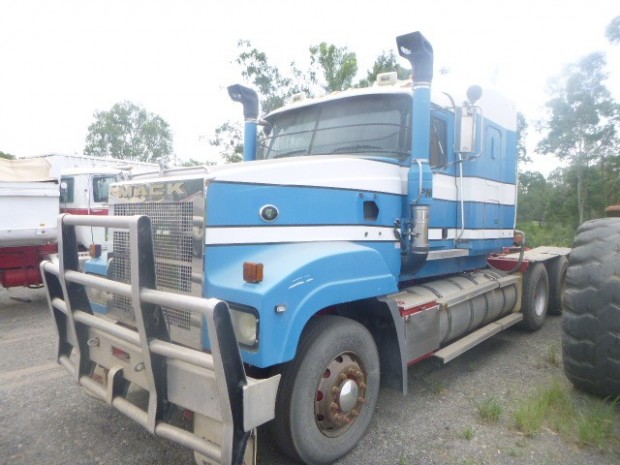 2004 MACK CHR TRI DRIVE 200T RATED MANUAL PRIMEMOVER