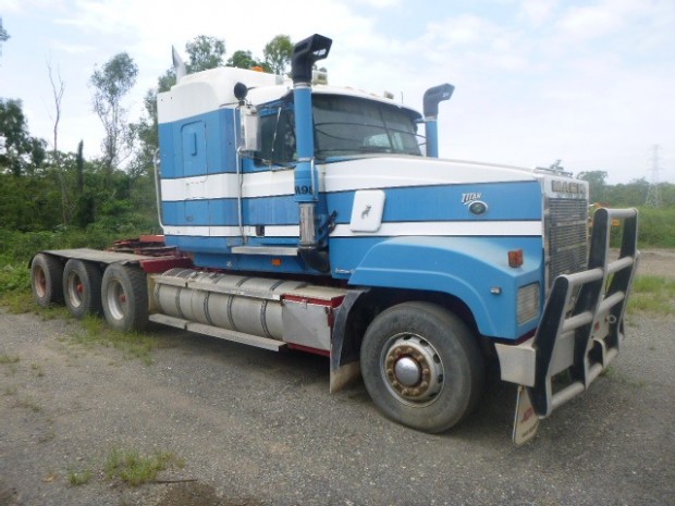 2004 MACK CHR TRI DRIVE 200T RATED MANUAL PRIMEMOVER