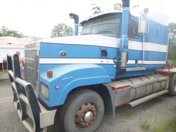 2004 MACK CHR TRI DRIVE 200T RATED MANUAL PRIMEMOVER