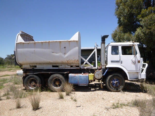 INTERNATIONAL ACCO T2670 HOOKLIFT/BI FOLD TRUCK