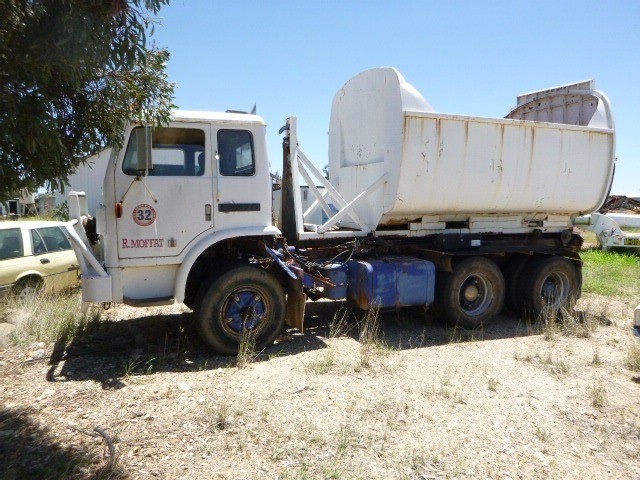 INTERNATIONAL ACCO T2670 HOOKLIFT/BI FOLD TRUCK