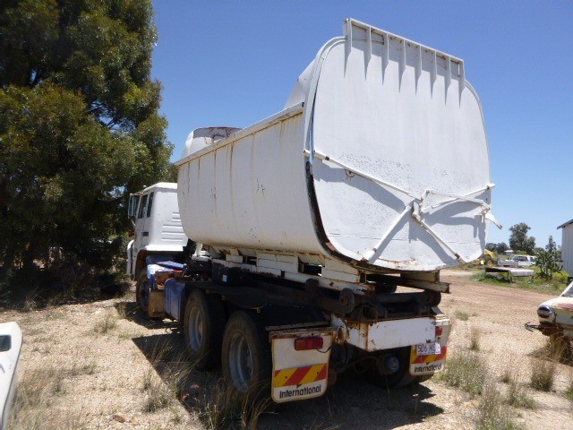 INTERNATIONAL ACCO T2670 HOOKLIFT/BI FOLD TRUCK