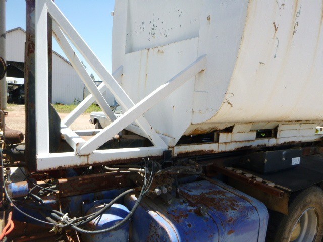 INTERNATIONAL ACCO T2670 HOOKLIFT/BI FOLD TRUCK