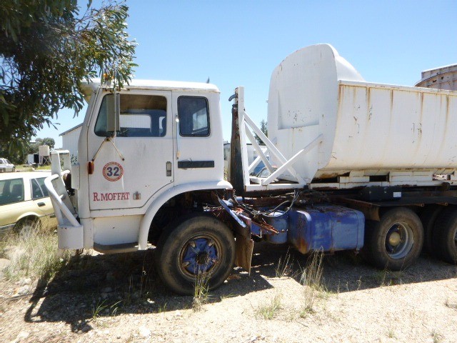 INTERNATIONAL ACCO T2670 HOOKLIFT/BI FOLD TRUCK