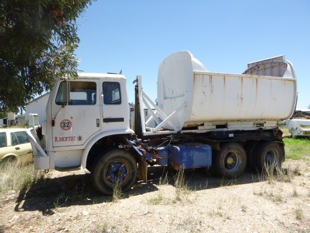 INTERNATIONAL ACCO T2670 HOOKLIFT/BI FOLD TRUCK