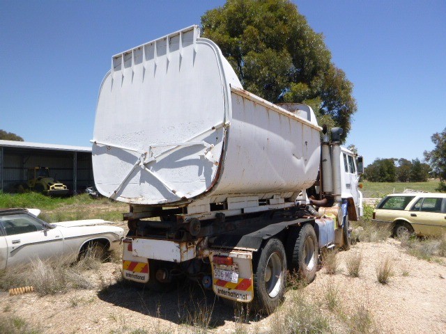 INTERNATIONAL ACCO T2670 HOOKLIFT/BI FOLD TRUCK