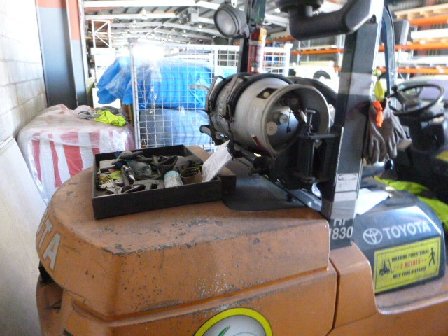 2000 TOYOTA FDT25 FORKLIFT