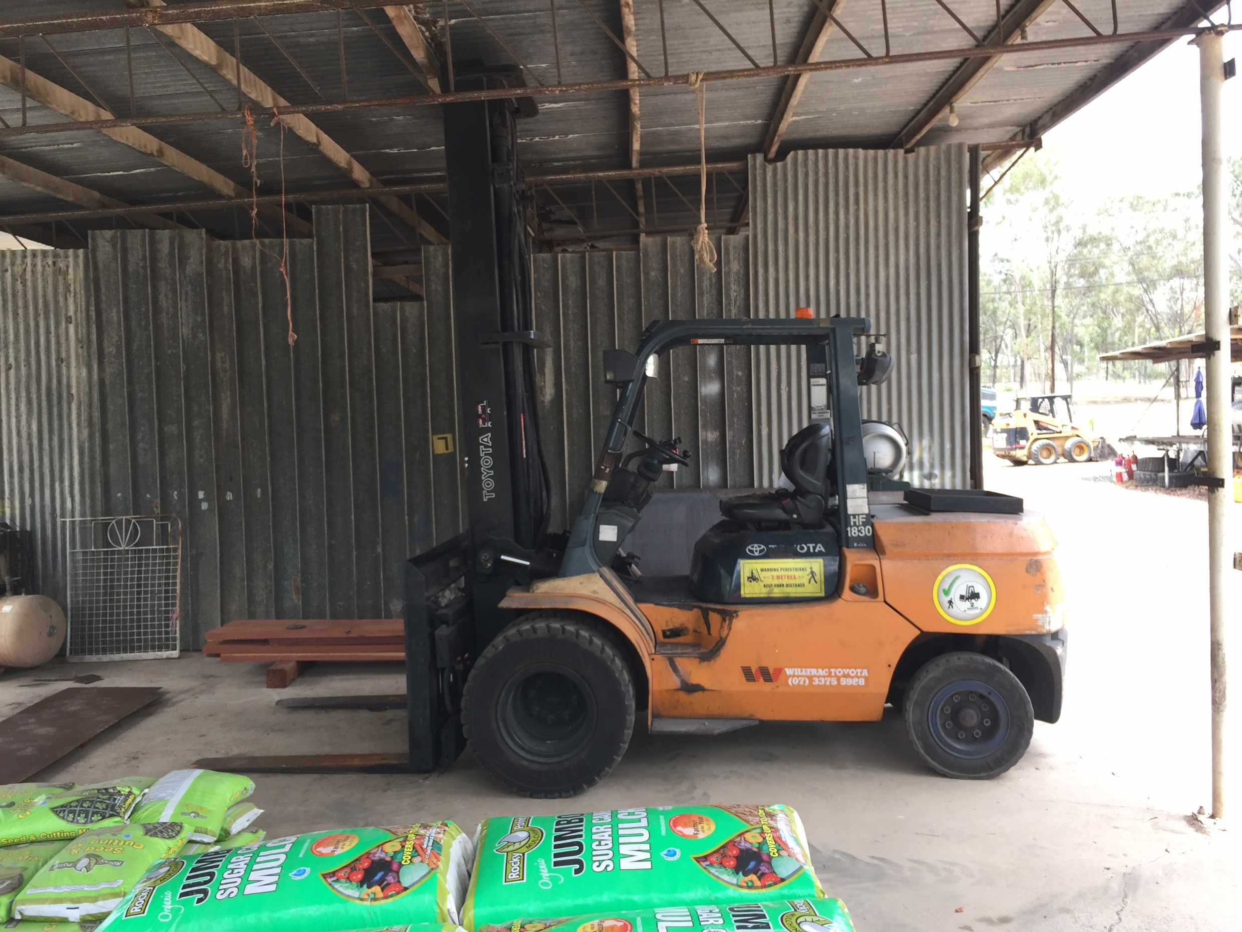 2000 TOYOTA FDT25 FORKLIFT